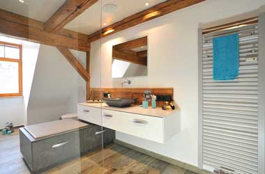 Badezimmer in weiß mit Beton Dekor